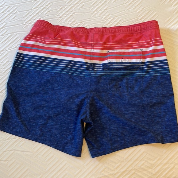 Pair (2) of new (NWT) men’s Vineyard Vines bathing suits - Picture 6 of 12